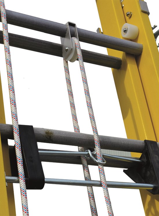 Fibrasafe - Escalera de fibra con sistema anticaida para trabajos en fachadas y postes sólidos