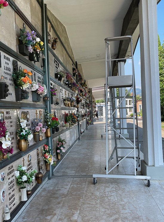 Castellana - Escalera de cementerios con plataforma amplia
