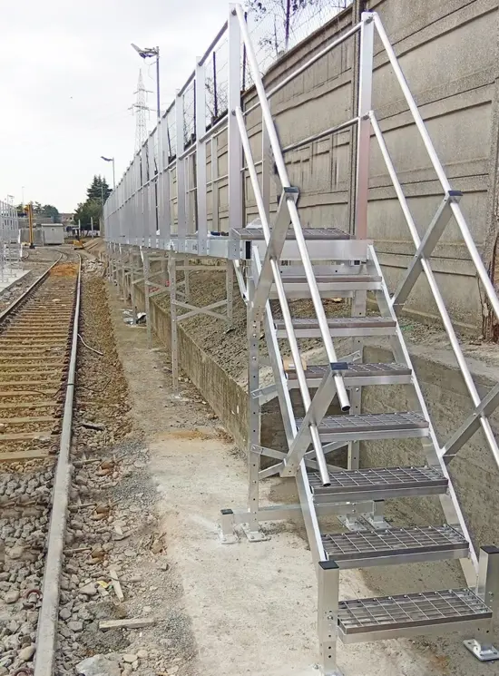 Gehwege für Züge und Busse