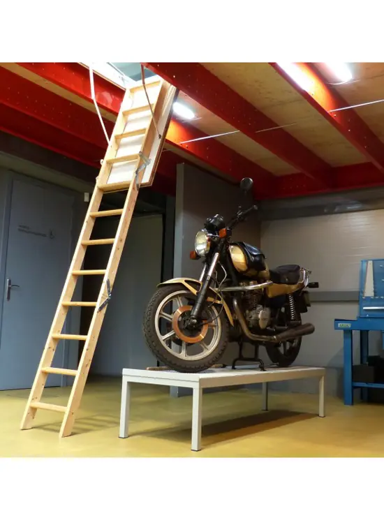 Einziehbare Holztreppe für Decken