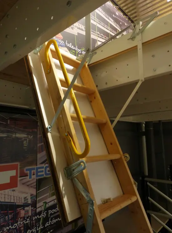 Einziehbare Holztreppe für Decken