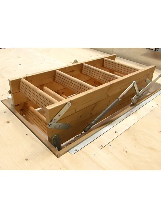 Einziehbare Holztreppe für Decken