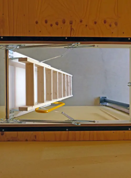 Einziehbare Holztreppe für Decken