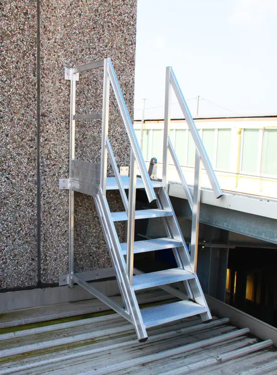 Maßgeschneiderte Treppen für Dächer und Dächer