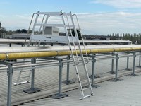 Roof bridge ladder