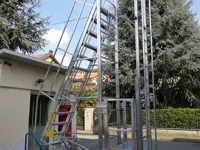 Telescopic ladder for access to containers