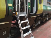 Telescopic platform for train wagons