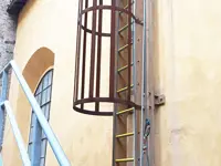 Non-slip covers for fixed or portable ladder rungs