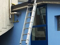 Extension ladders for roof access