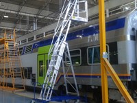 Telescopic platform for trains maintenance