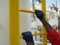 Non-slip covers for fixed or portable ladder rungs