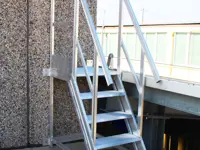 Tailor-made ladders and platforms for roofs