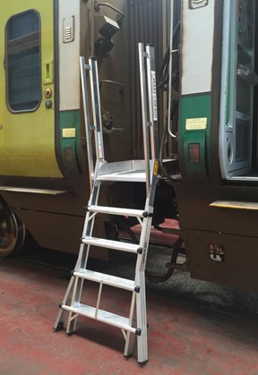 Telescopic platform for train wagons