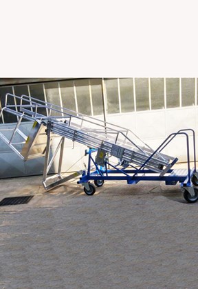 Folding platform ladder for tankers