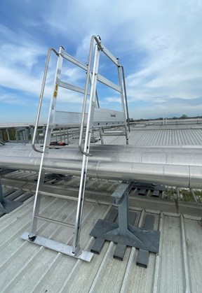 Roof bridge ladder