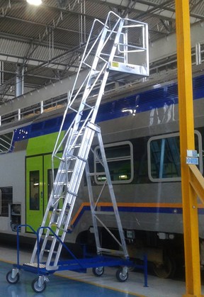 Telescopic platform for trains maintenance