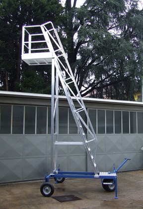 Tank ladder with rudder for tankers and tanks