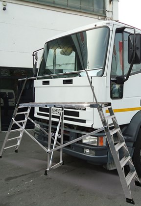 Updown stepstool for windscreen