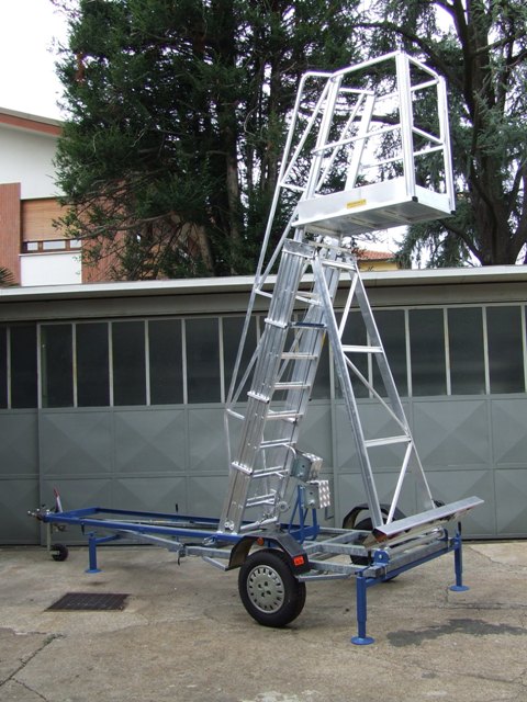 Towable tank ladder