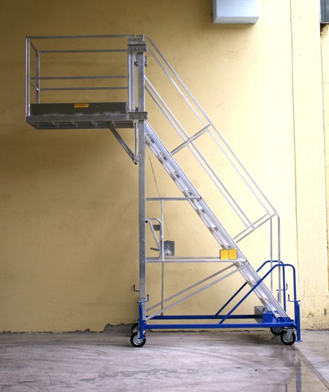 Telescopic platform ladder with outreach