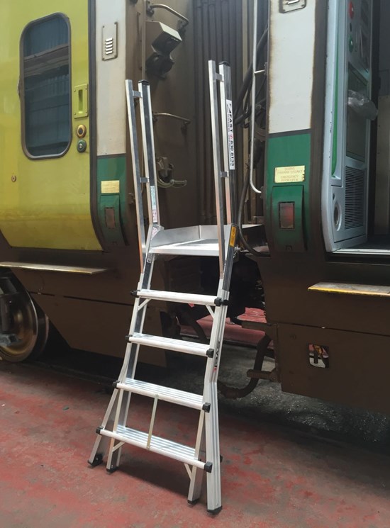 Telescopic platform for train wagons