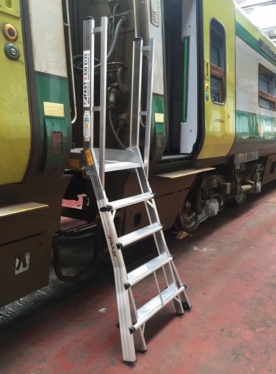 Telescopic platform for train wagons