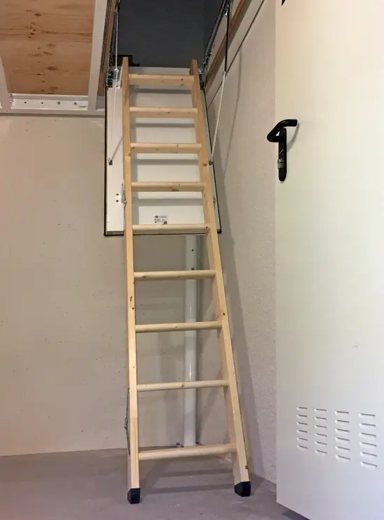 Retractable wooden staircase for ceilings