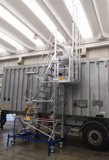 Telescopic ladder for access to containers