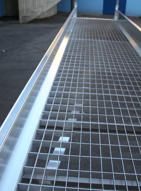 Roof bridge ladder