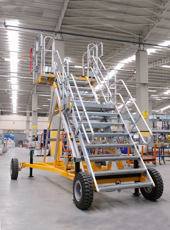 Cockpit access platform