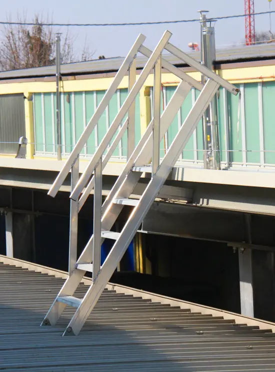 Tailor-made ladders and platforms for roofs