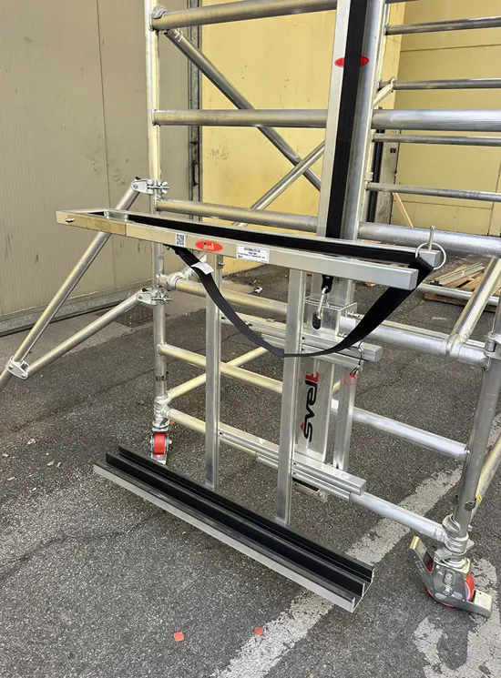 Tempo Shuttle scaffolding with lifting system for photovoltaic panels