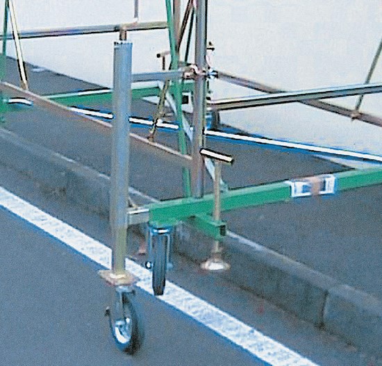 Leveller for steel scaffoldings