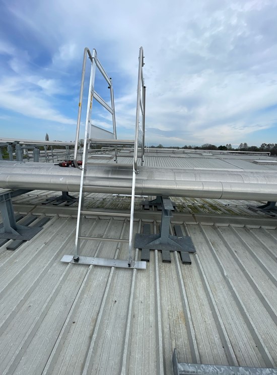 Roof bridge ladder