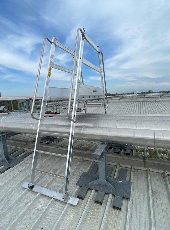 Roof bridge ladder