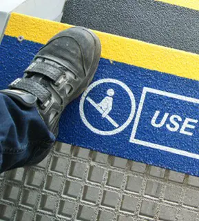 NON-SLIP PROFILES FOR FIXED OR PORTABLE STAIR TREADS