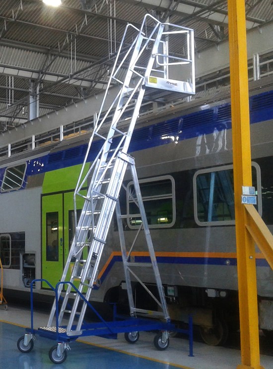 Telescopic platform for trains maintenance