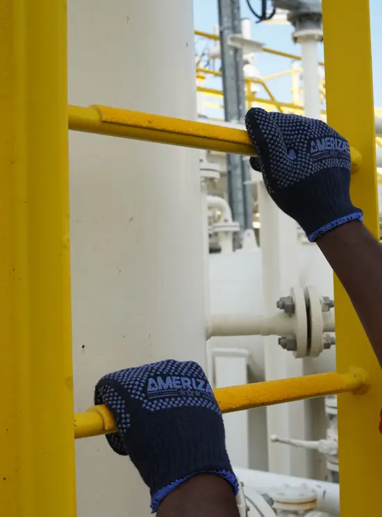 Non-slip covers for fixed or portable ladder rungs