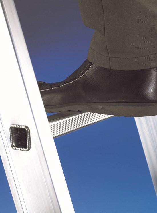 Roof bridge ladder