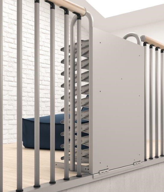 Retractable ladder for mezzanine