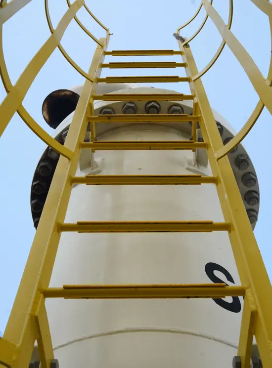 Non-slip covers for fixed or portable ladder rungs