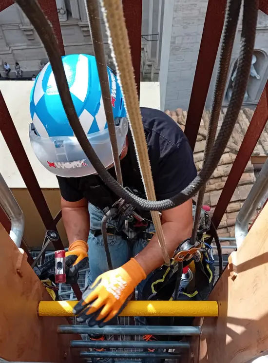 Non-slip covers for fixed or portable ladder rungs