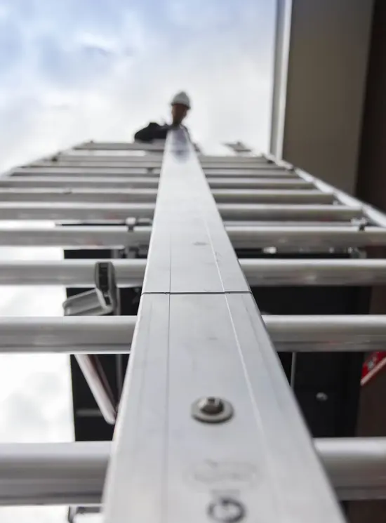 Tempo Shuttle scaffolding with lifting system for photovoltaic panels