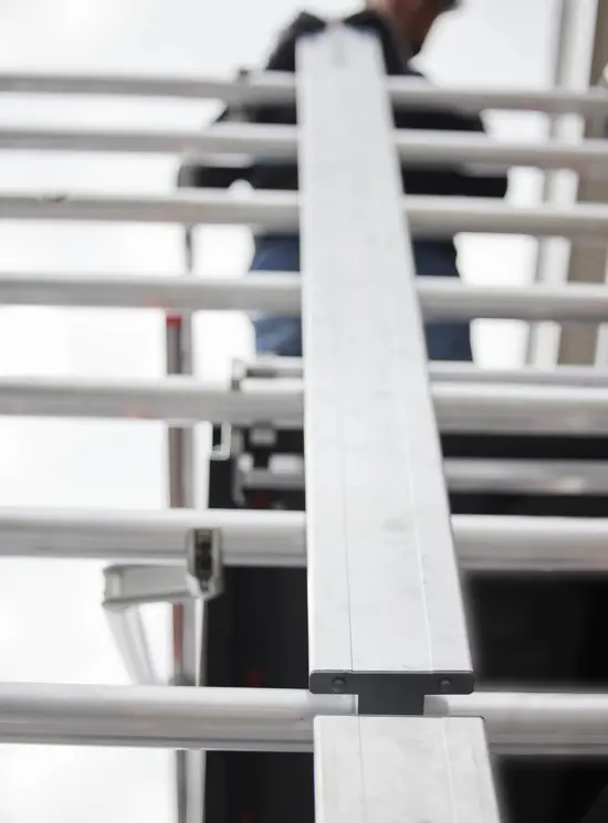 Tempo Shuttle scaffolding with lifting system for photovoltaic panels