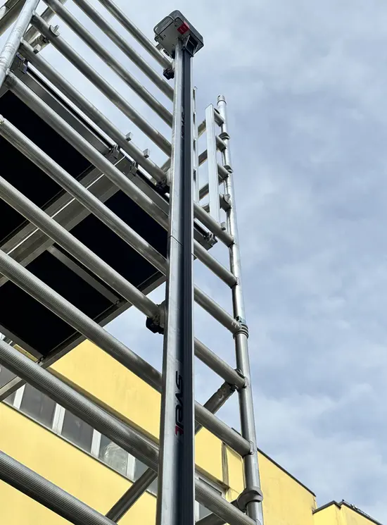 Tempo Shuttle scaffolding with lifting system for photovoltaic panels