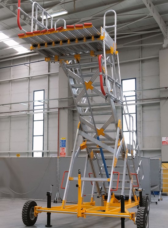 Cockpit access platform