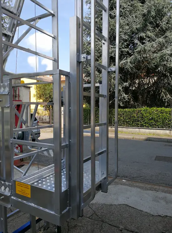 Telescopic ladder for access to containers