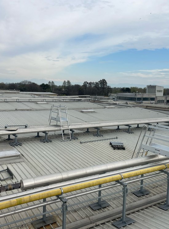 Roof bridge ladder