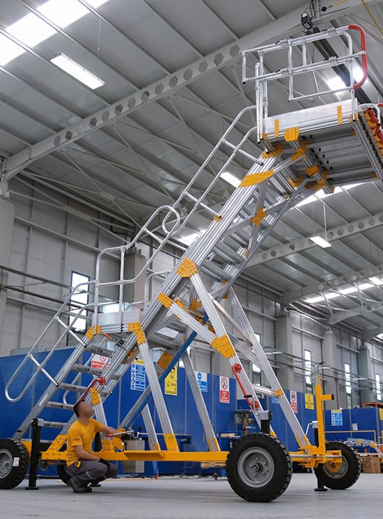 Cockpit access platform