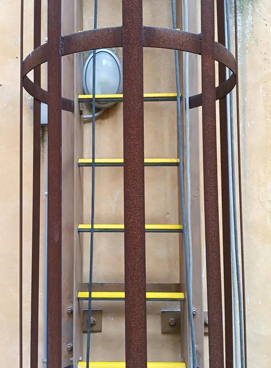 Non-slip covers for fixed or portable ladder rungs